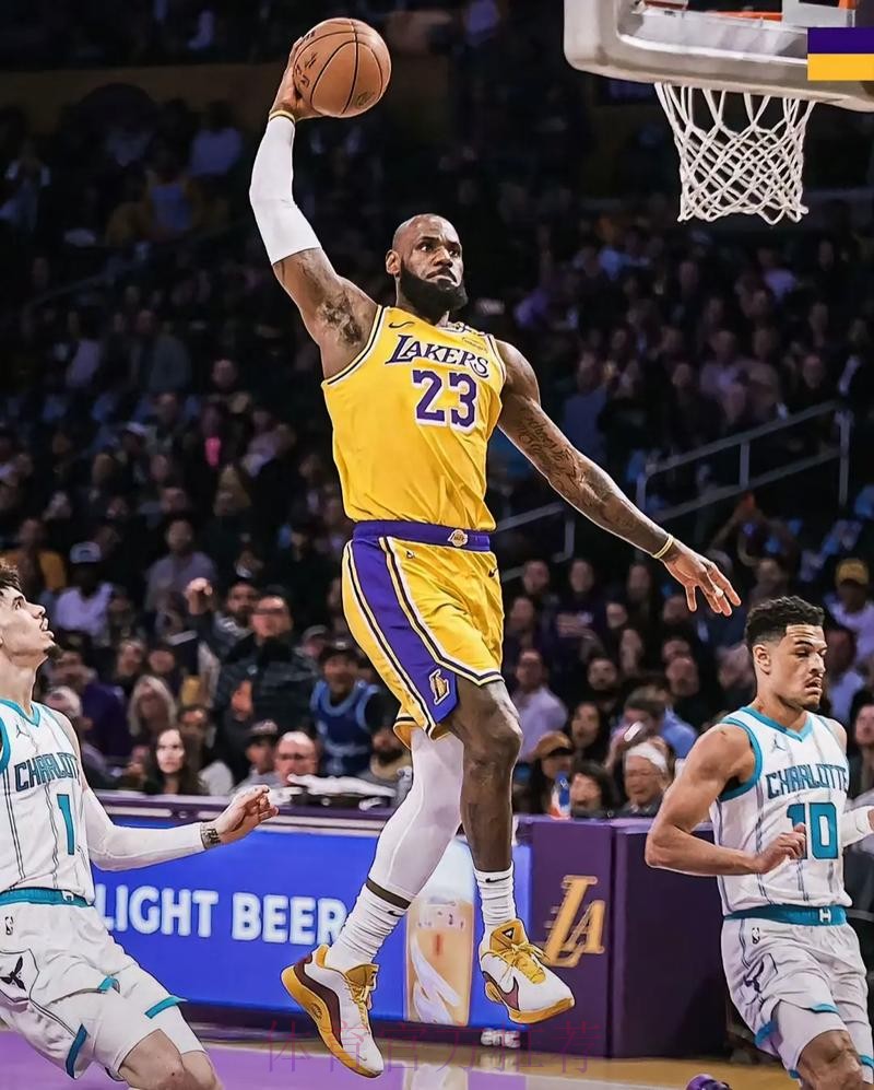 东契奇再送妙传 詹姆斯顺势起飞暴扣