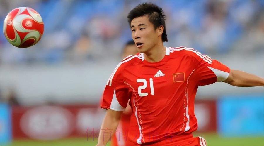 前国脚董方卓怒怼网友：全亚洲有几个去曼联踢球的？ 引发外界热议