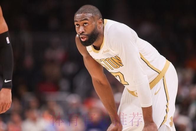 杰伦-布朗上半场16中6，三分5中1得到19分6篮板1助攻